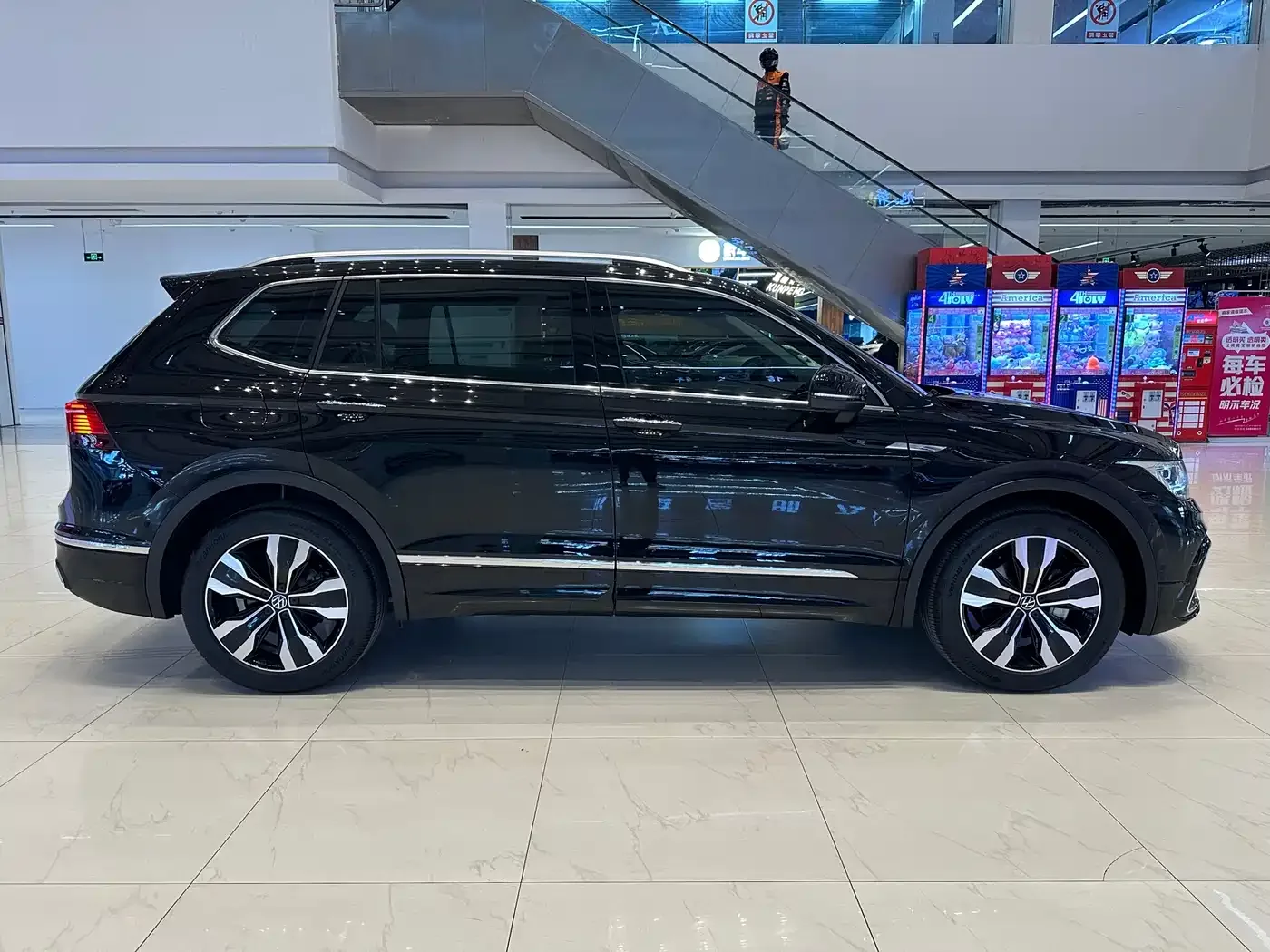 Volkswagen Tiguan L 2023 330TSI Auto 2WD R-Line Premium Edition — Фото автомобиля 9