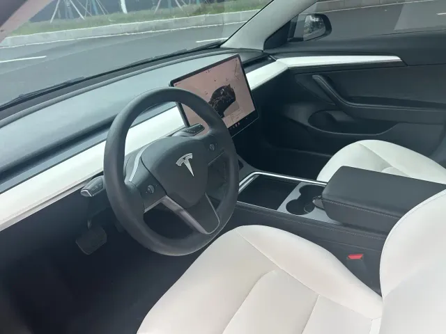 Tesla Model 3 — Фото автомобиля 5