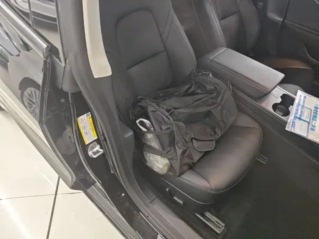 Tesla Model 3 — Фото автомобиля 24