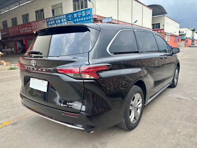 Toyota Sienna — Фото автомобиля 4