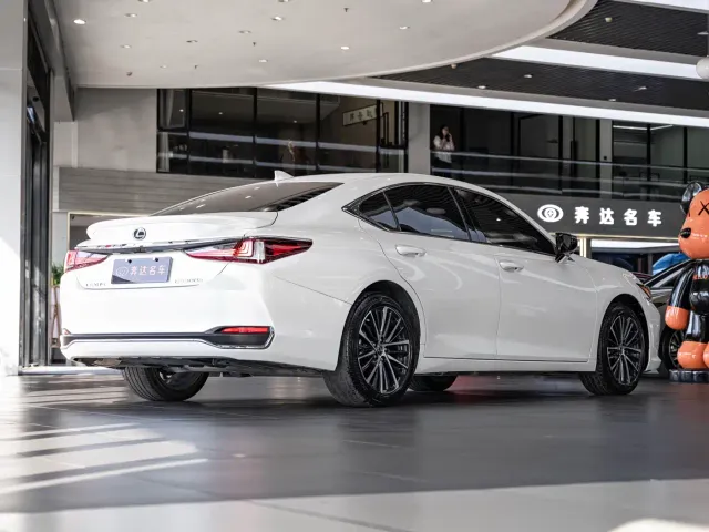 Lexus ES — Фото автомобиля 3