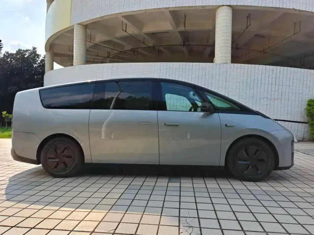 Li Auto MEGA — Фото автомобиля 4