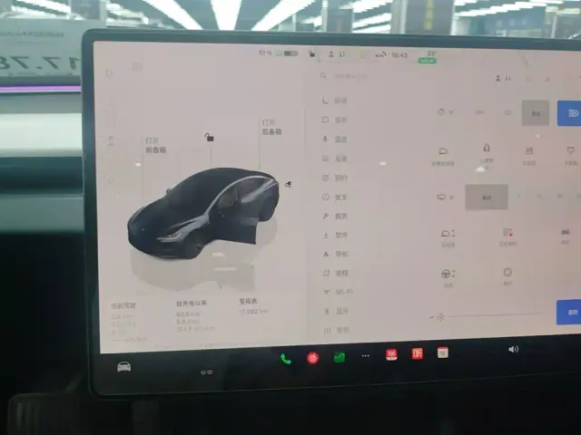 Tesla Model 3 — Фото автомобиля 11