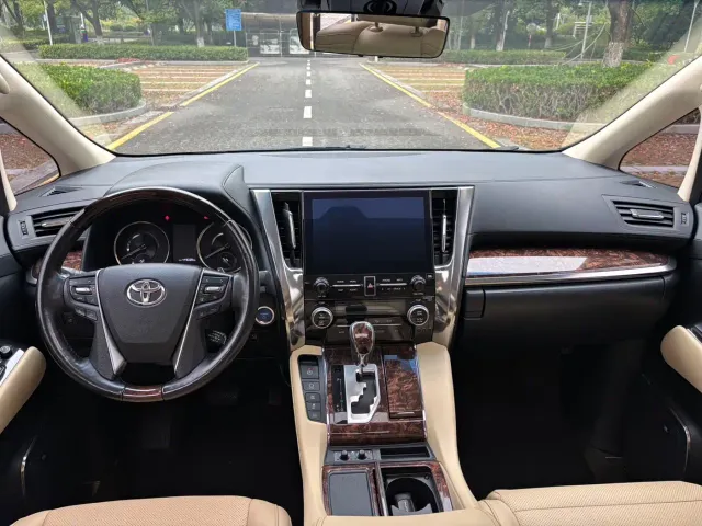 Toyota Alphard — Фото автомобиля 8