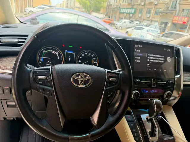 Toyota Alphard — Фото автомобиля 4