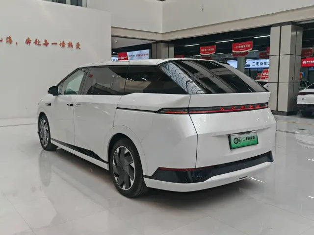 Xpeng X9 — Фото автомобиля 5
