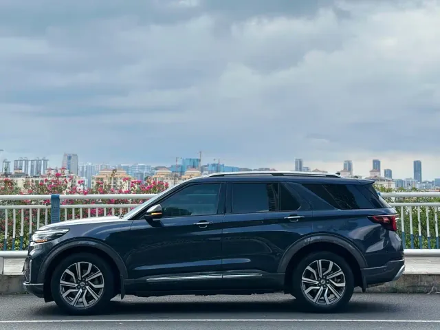 Ford Explorer — Фото автомобиля 4