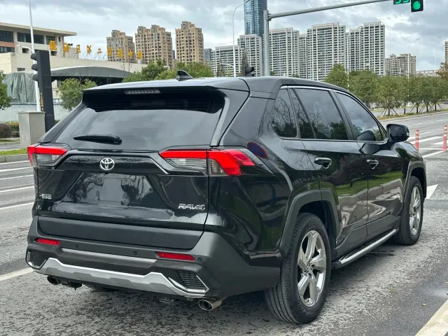 Toyota RAV4 — Фото автомобиля 4