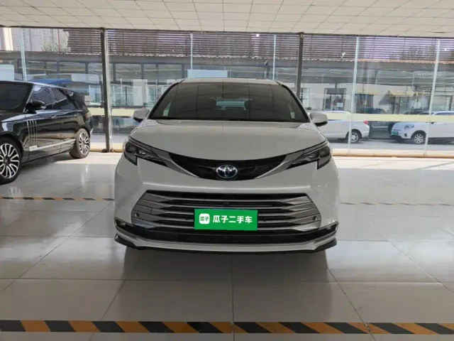 Toyota Sienna — Фото автомобиля 2