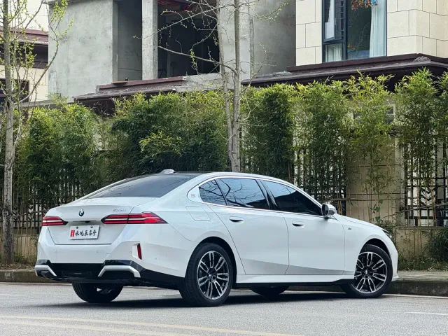 BMW 5 Series — Фото автомобиля 13