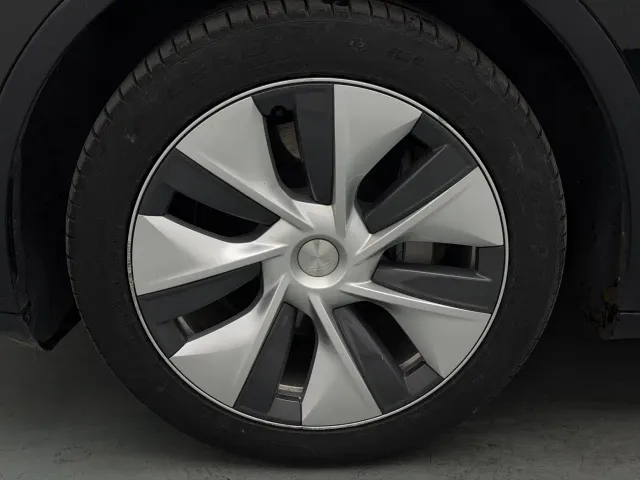 Tesla Model Y — Фото автомобиля 24