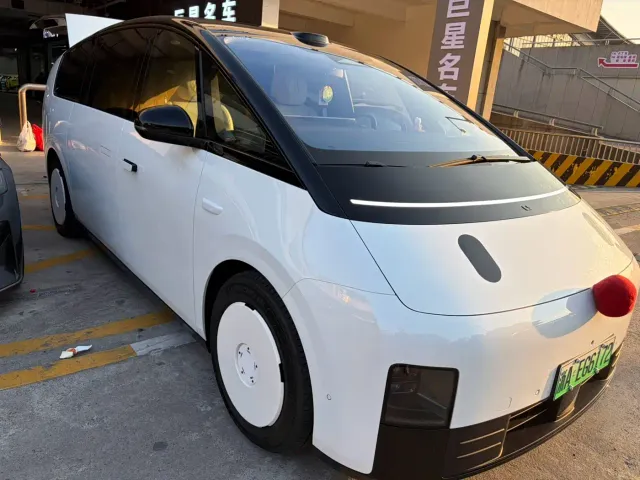 Li Auto MEGA — Фото автомобиля 6