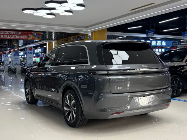 Li Auto L8 — Фото автомобиля 17