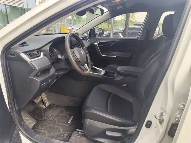 Toyota RAV4 — Фото автомобиля 6