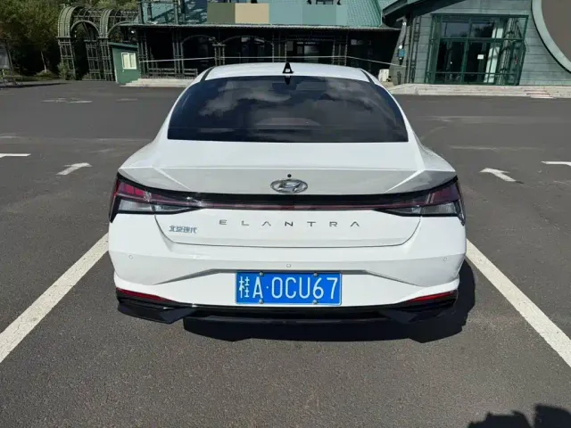 Hyundai Elantra — Фото автомобиля 5