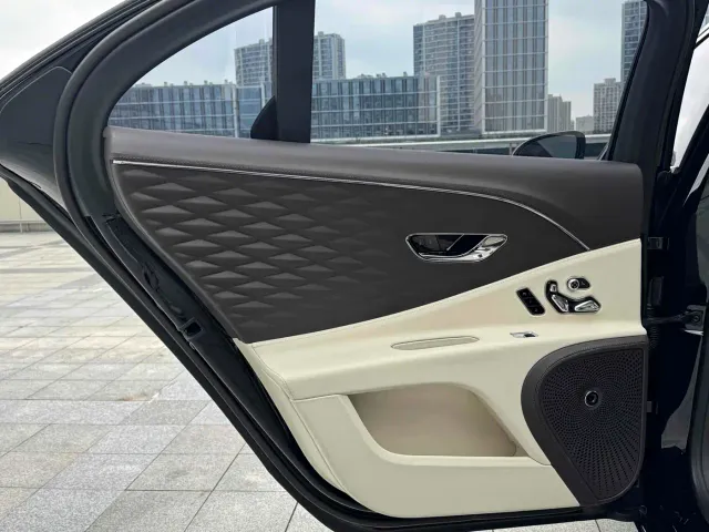 Bentley Flying Spur — Фото автомобиля 13