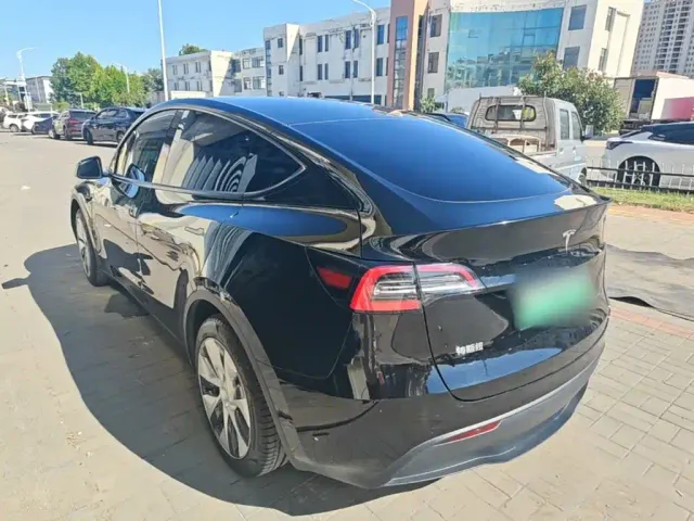 Tesla Model Y — Фото автомобиля 4