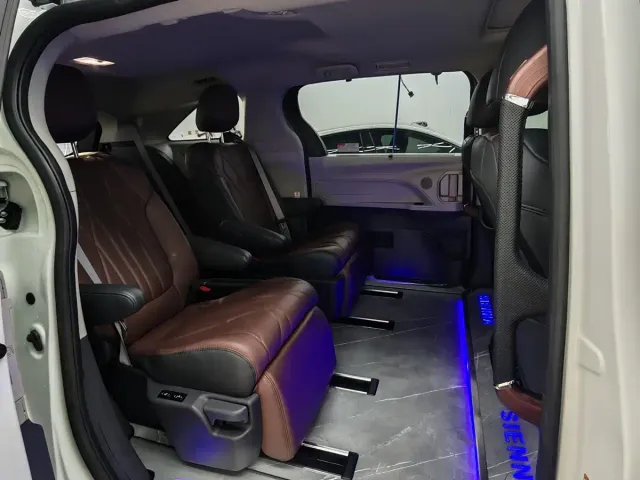 Toyota Sienna — Фото автомобиля 6