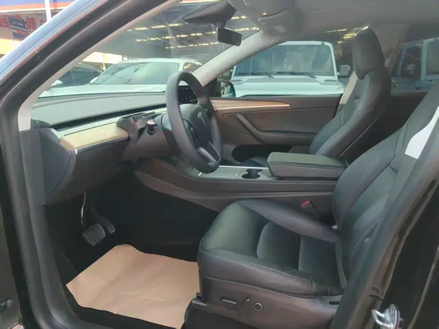 Tesla Model Y — Фото автомобиля 3