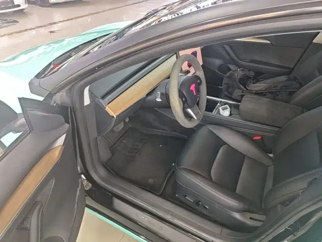 Tesla Model 3 — Фото автомобиля 15
