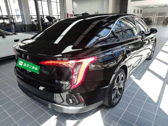 Hongqi E-QM5 — Фото автомобиля 6