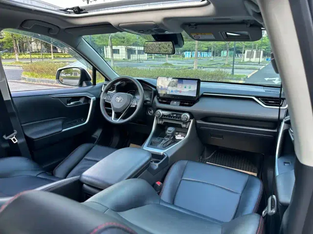 Toyota RAV4 — Фото автомобиля 10