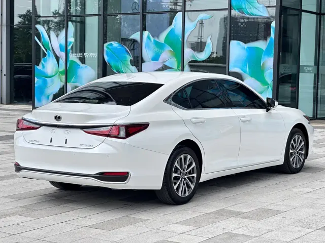Lexus ES — Фото автомобиля 9