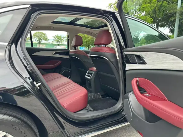 Hongqi H5 — Фото автомобиля 12