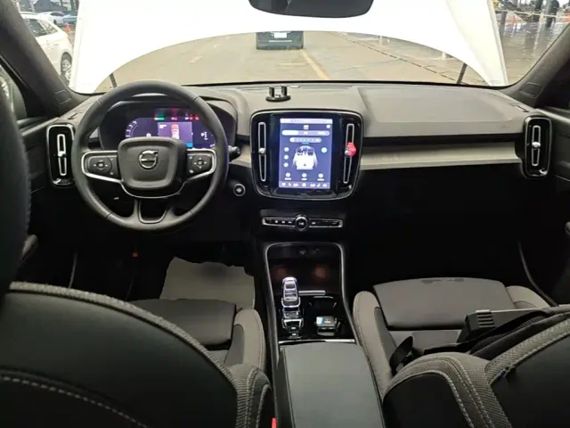 Volvo XC40 — Фото автомобиля 9