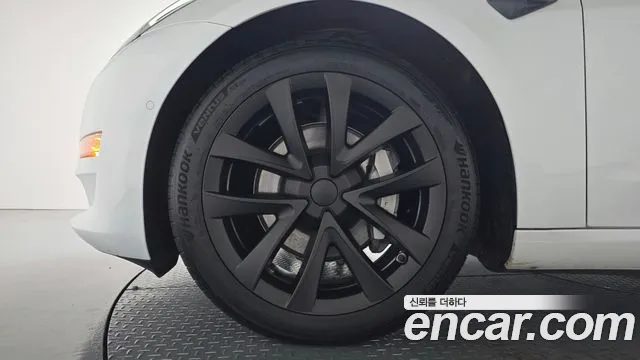 Tesla Model 3 — Фото автомобиля 5
