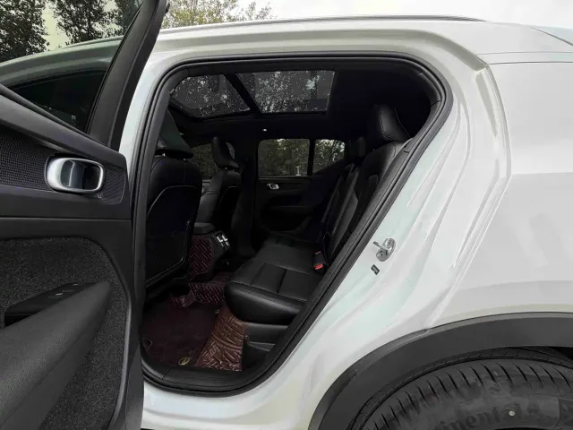 Volvo XC40 — Фото автомобиля 14