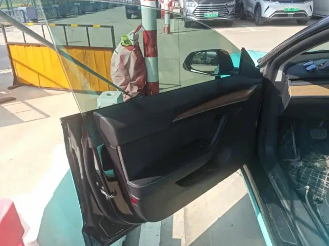 Tesla Model 3 — Фото автомобиля 7