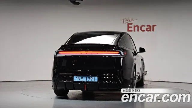 Tesla Model Y — Фото автомобиля 3