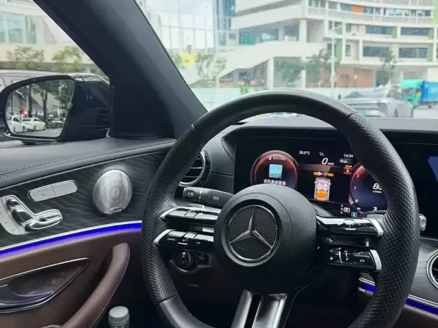 Mercedes-Benz E-Class — Фото автомобиля 3