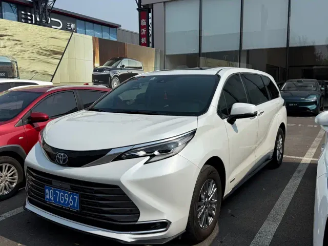Toyota Sienna — Фото автомобиля 3