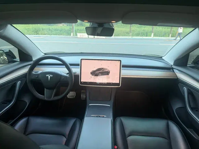 Tesla Model 3 — Фото автомобиля 13