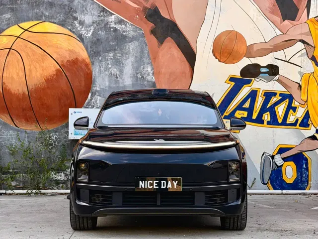 Li Auto L8 — Фото автомобиля 2
