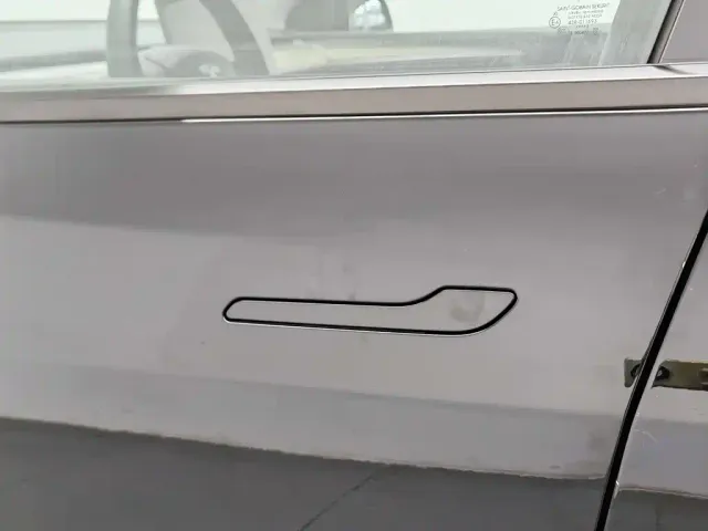 Tesla Model Y — Фото автомобиля 18