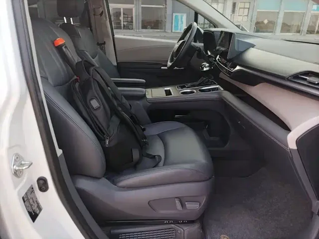 Toyota Sienna — Фото автомобиля 24