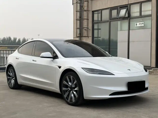 Tesla Model 3 — Фото автомобиля 3