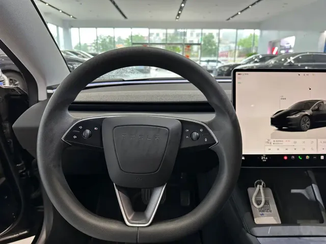 Tesla Model 3 — Фото автомобиля 5