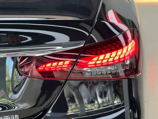 Mercedes-Benz E-Class — Фото автомобиля 18
