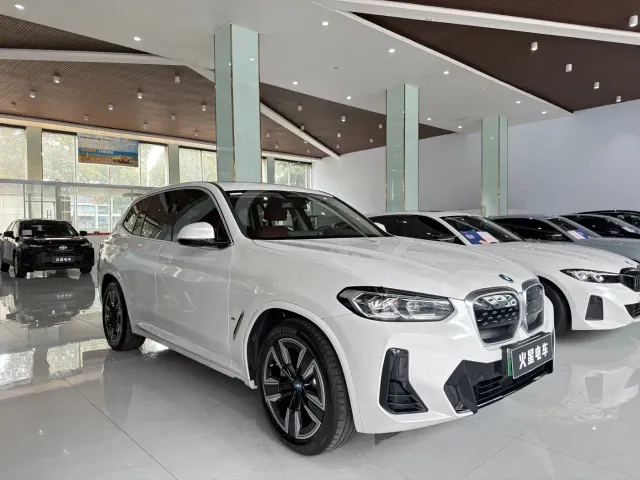 BMW iX3 — Фото автомобиля 2