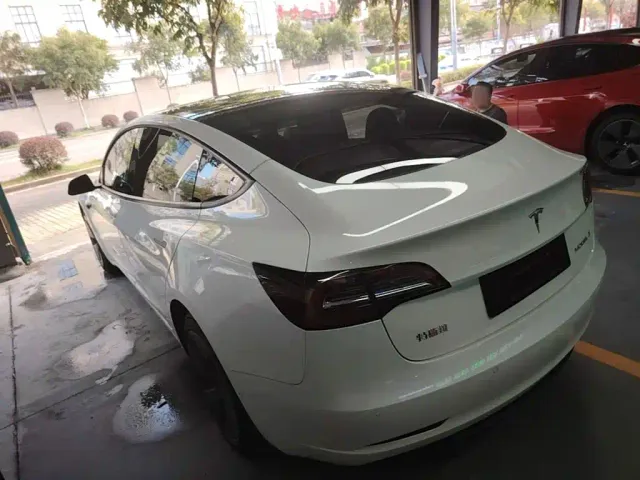 Tesla Model 3 — Фото автомобиля 4