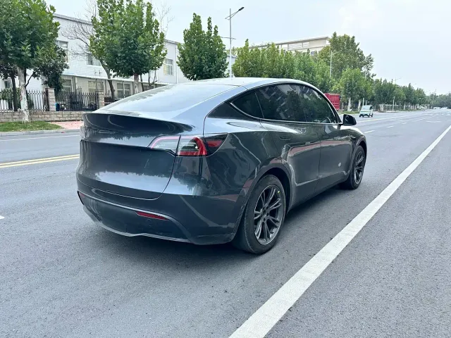 Tesla Model Y — Фото автомобиля 5