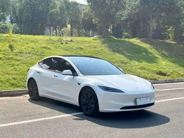 Tesla Model 3 — Фото автомобиля 2