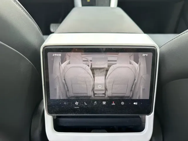 Tesla Model Y — Фото автомобиля 13
