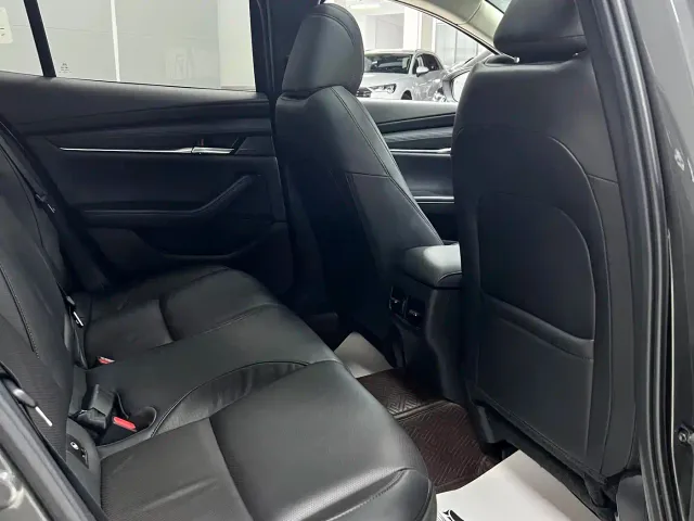 Mazda Axela — Фото автомобиля 12