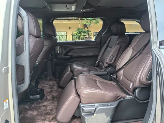 Toyota Sienna — Фото автомобиля 9