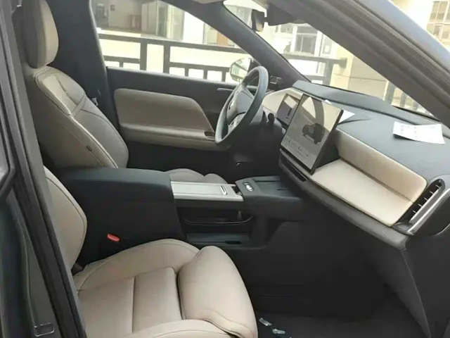 Volvo XC70 Plug-in Hybrid — Фото автомобиля 3